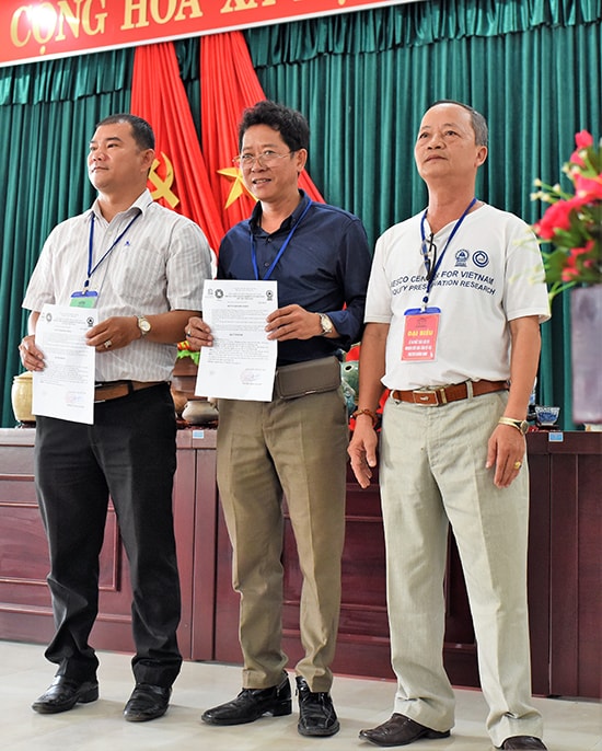 Lãnh đạo Trung tâm UNESCO nghiên cứu bảo tồn cổ vật Việt Nam trao quyết định thành lập Câu lạc bộ nghiên cứu, sưu tầm cổ vật UNESCO Quảng Nam.