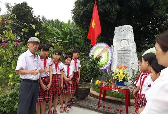 Nhà văn Hồ Duy Lệ nói chuyện với thầy cô giáo và học sinh Trường Tiểu học Duy Thành về nhà văn Xuân Quý. Ảnh: QUẾ HÀ