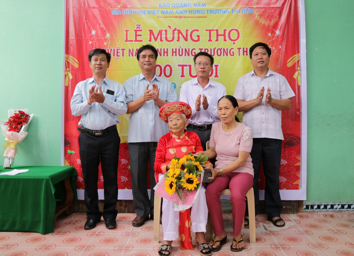 Ban Biên tập và đại diện Công đoàn Báo Quảng Nam mừng thọ mẹ Hậu.