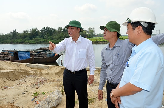 Phó Chủ tịch UBND tỉnh Lê Trí Thanh kiểm tra thực địa một bến tập kết cát sỏi ở phường Điện Ngọc (Điện Bàn).