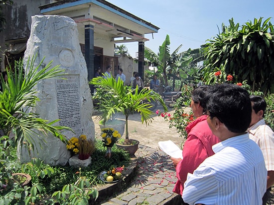 Văn nghệ sĩ Quảng Nam viếng mộ, dâng hương nhà văn liệt sĩ Dương Thị Xuân Quý tại thôn Thi Thại, xã Duy Thành, huyện Duy Xuyên. Anh: B.A