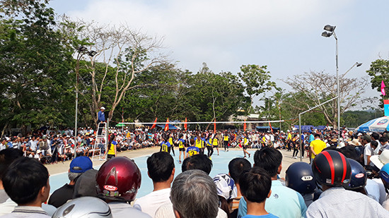 Dù không có đội chủ nhà thi đấu trận chung kết, tuy nhiên khán giả Tiên Phước vẫn đến sân khá đông, tạo ra hình ảnh ấn tượng cho giải năm nay. 