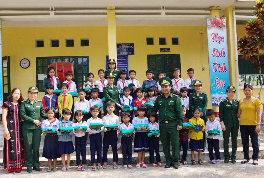 BĐBP tỉnh tặng quần áo cho các cháu học sinh trường Tiểu học Sông Kôn