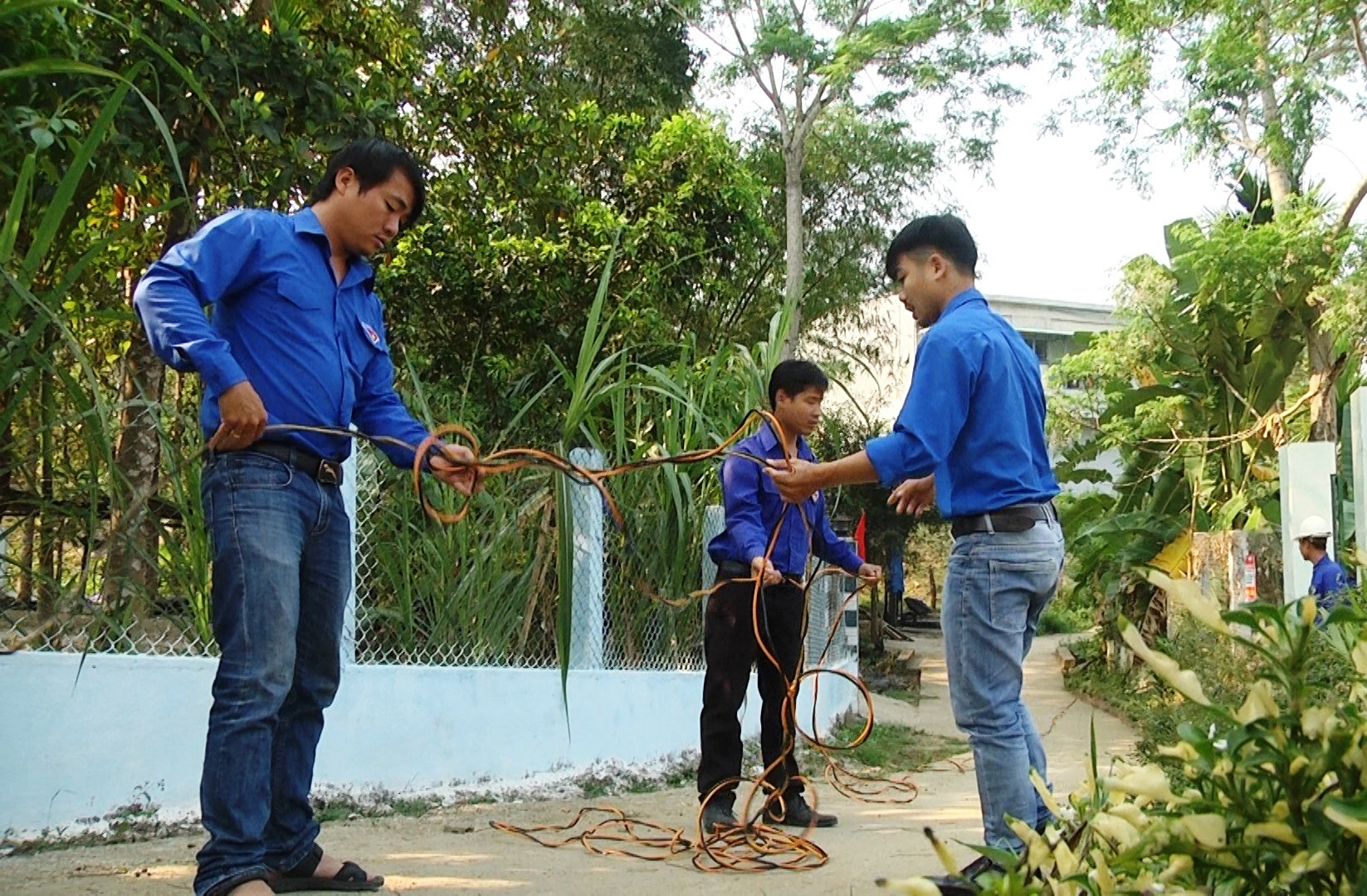 Sau Lễ phát động, đoàn viên thanh niên huyện Nam Trà My tiến hành thực hiện phần việc Thắp sáng đường quê