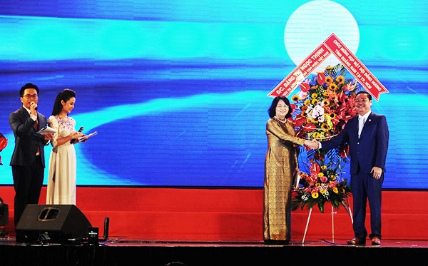 Phó chủ tịch nước Đặng Thị Ngọc thịnh tặng hoa chúc mừng và chia vui với bà con đồng hương xứ Quảng. Ảnh: MINH HẢI