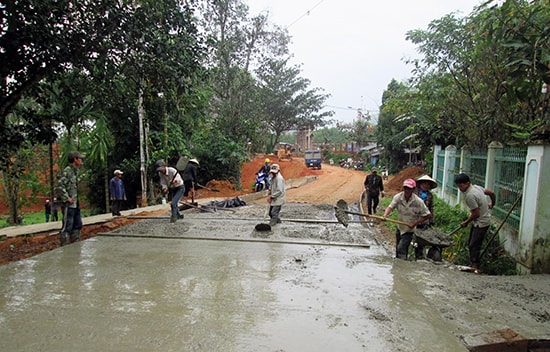 Nhân dân Hiệp Đức tham gia phong trào bê tông hóa giao thông nông thôn. Ảnh: Đ.P