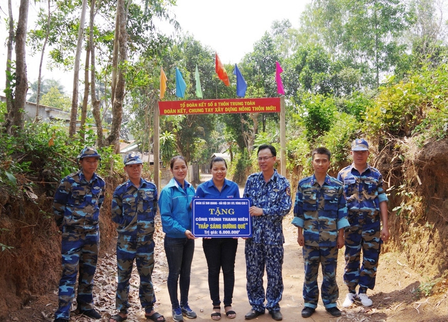 Đoàn CS Hải đội 201 và Đoàn xã Tam Quang trao tặng công trình cho đại diện ban nhân dân thôn Trung Toàn. Ảnh: VĂN DOANH