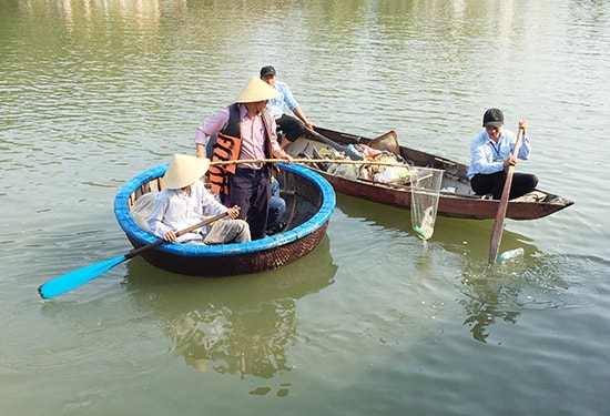 Các hội viên nông dân tham gia vớt rác trên sông Vạn Lăng, xã Cẩm Thanh. Ảnh: T.B