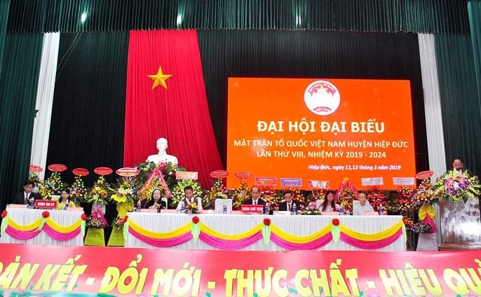 Đoàn chủ tịch và thư ký đại hội. Ảnh: V.A