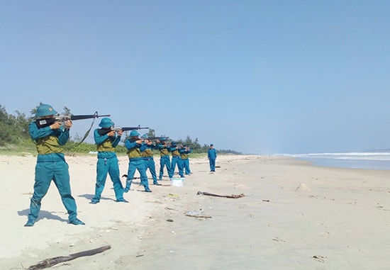 Lực lượng dân quân biển Thăng Bình tham gia công tác huấn luyện. Ảnh: VĂN TOÀN