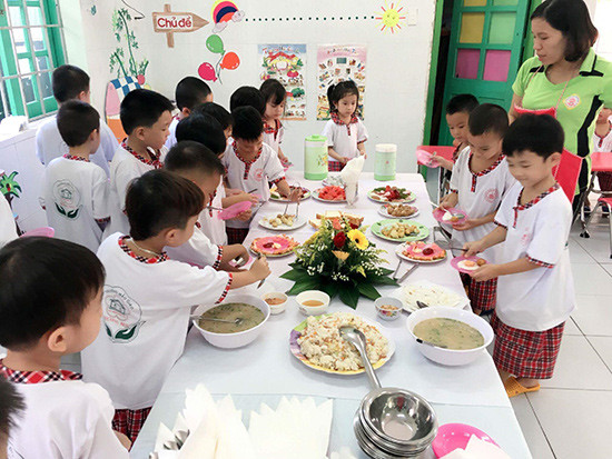 Một bữa ăn bán trú ở Trường Mẫu giáo Hương Sen (Tam Kỳ). Ảnh: C.N