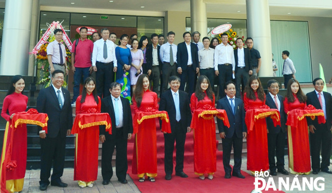 Phó Chủ tịch Thường trực UBND thành phố Đặng Việt Dũng (thứ 6 từ trái qua) và lãnh đạo Đại học Đà Nẵng khánh thành Tòa nhà thông minh Smart Campus tại Trường Đại học Bách khoa - Đại học Đà Nẵng.