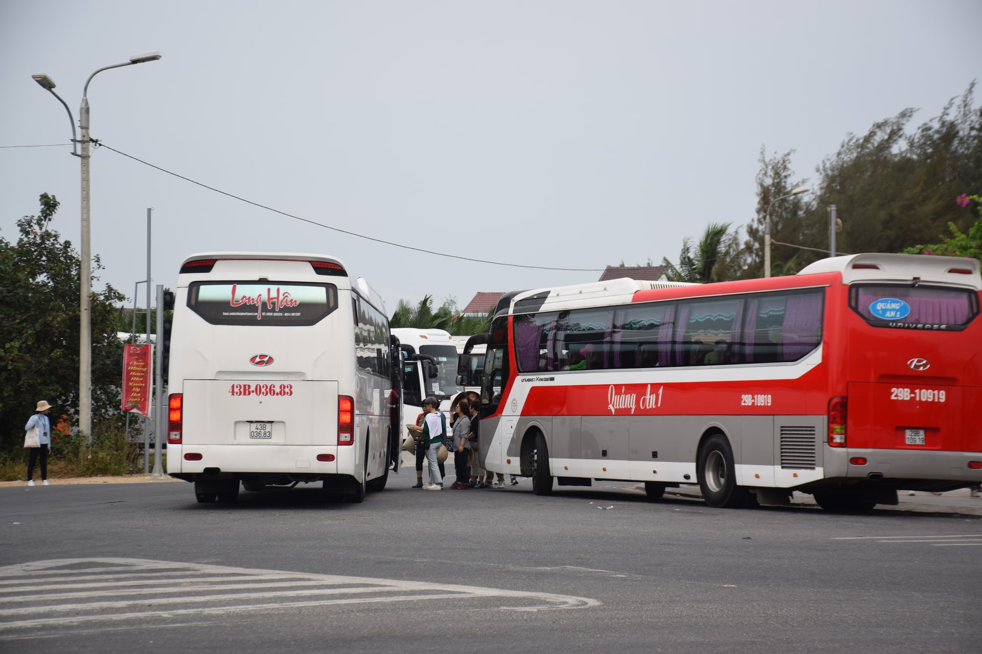 Xe đón trả khách đậu trong khu vực đèn đò tiềm ẩn nhiều tai nạn giao thông. 