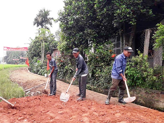 Người dân Song Bình chung tay làm đường giao thông nông thôn.  Ảnh: P.PHƯƠNG