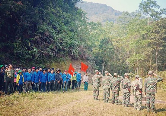 Đoàn viên thanh niên làm lễ chào cột mốc biên giới trước khi phát dọn, làm vệ sinh. Ảnh: Đ.HIỆP