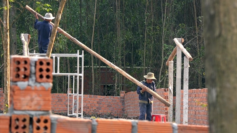 Vào thời điểm này, hàng chục tốp thợ đang khẩn trương xây dựng các công trình cho các hộ dân ở Tiên Xuân 2. Ảnh: Đ. C