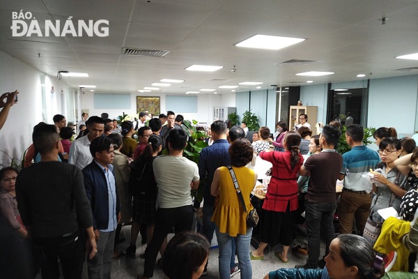 Hàng trăm khách hàng mua đất dự án kéo đến trụ sở Công ty CP Dịch vụ BĐS Hoàng Nhất Nam (Nhất Nam Land) tố cáo doanh nghiệp kinh doanh không minh bạch. Ảnh: CTV