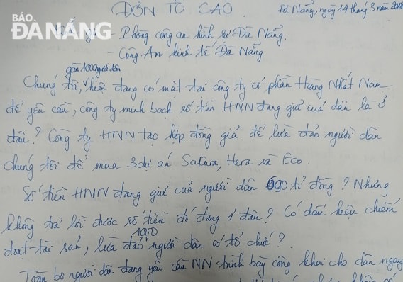 Khách hàng soạn đơn tố cáo gửi đến cơ quan Công an. Ảnh: CTV