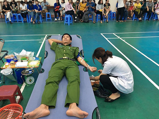 Lực lượng công an thành phố tham gia hiến máu tình nguyện. Ảnh: VĂN VIỆT