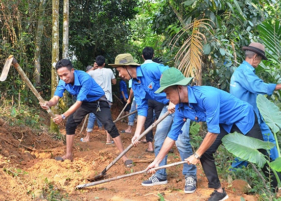 Tuổi trẻ Tiên Phước ra quân giúp nhân dân Tiên Mỹ làm đường giao thông nông thôn. Ảnh: N.H