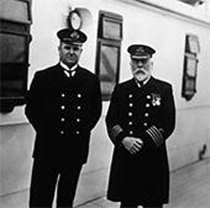 Edward John Smith (phải), thuyền trưởng tàu Titanic.