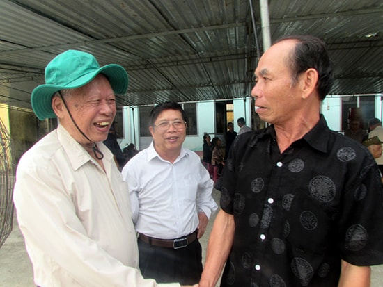 Ông Lê Tư Đặng (trái) - Nguyên Chủ tịch UBND huyện Núi Thành ngày đầu thành lập tại buổi gặp mặt thế hệ cán bộ lão thành năm 2018.