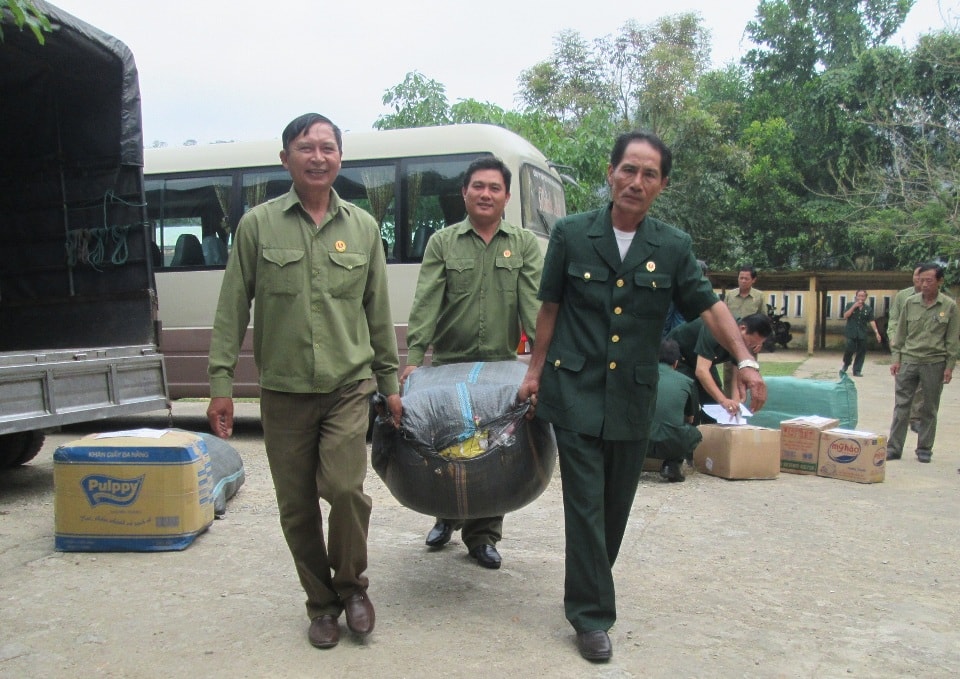 Các hội viên cựu chiến binh huyện Duy Xuyên đưa quà lên vùng cao Tây Giang. Ảnh: HOÀI NHI