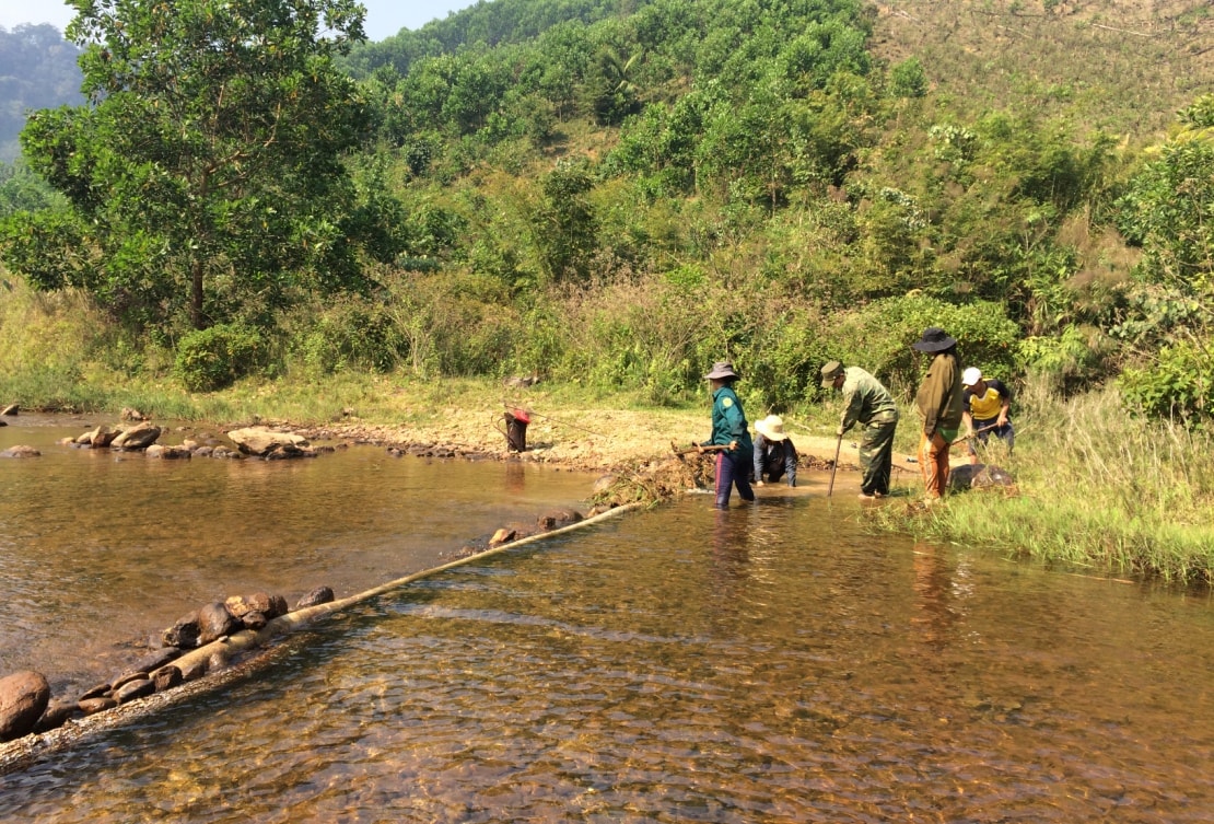 Để lêết viêr được thuận lợi, ít tốn công sức, người Cơ Tu thường chọn những vị trí chỉnh được nguồn nước chảy về hướng khác mà không bị đổ về theo dòng chảy truyền thống.