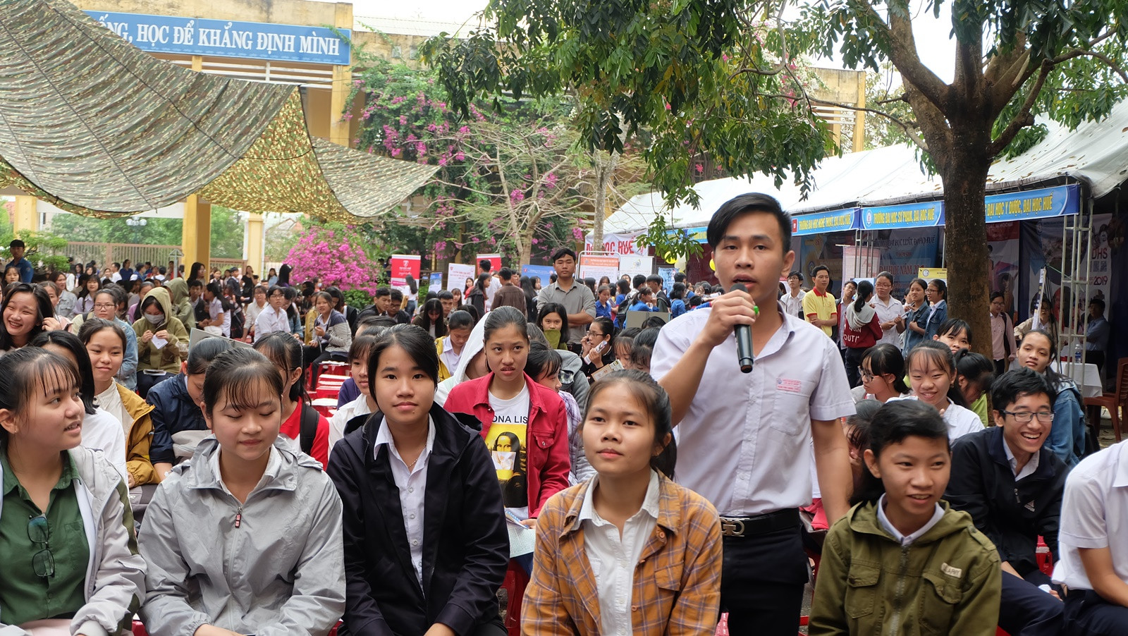 Các em học sinh đặt nhiều câu hỏi cho Ban tư vấn của chương trình. Ảnh: M.L