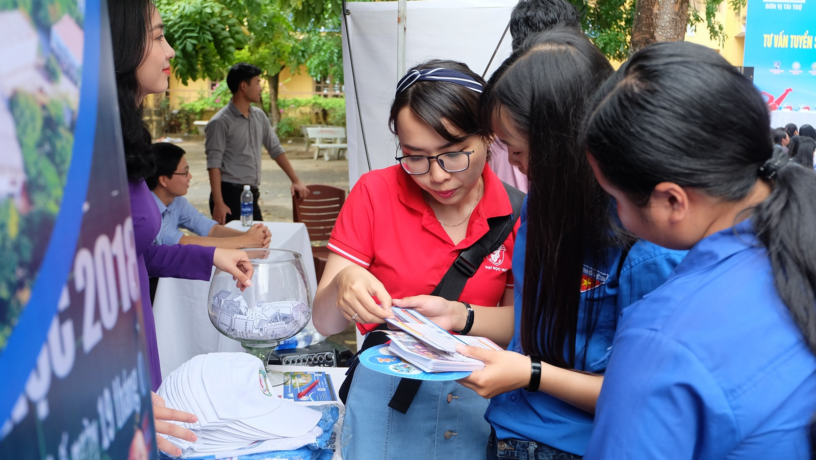 Học sinh được nhiệt tình tư vấn thông tin tuyên sinh và các . Ảnh: M.L