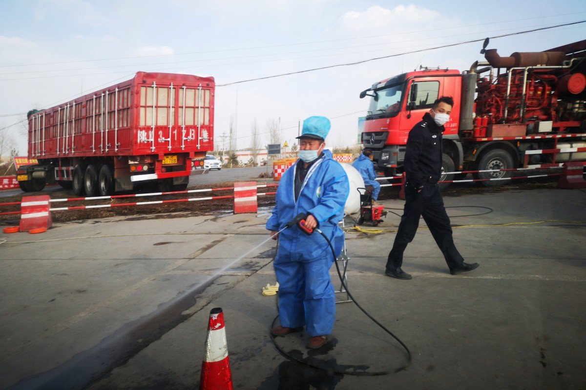 Một công nhân tại Trung Quốc  xịt thuốc khử trùng ngăn ngừa lây lan bệnh ASF. Ảnh: Reuters