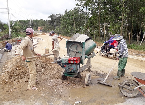 Chung tay xây dựng nông thôn mới. Ảnh: HOÀNG HƯNG