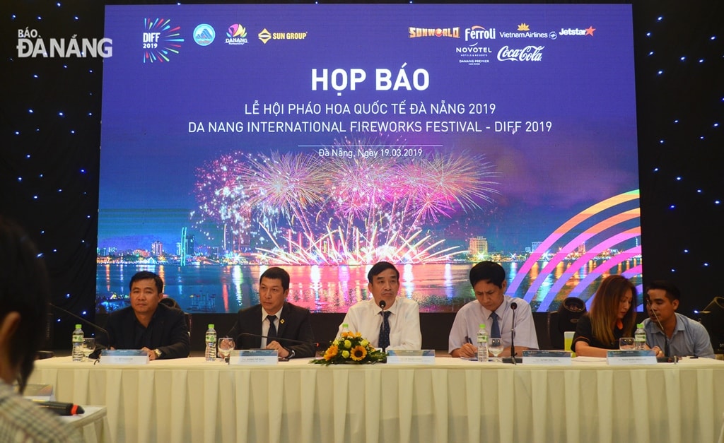 DIFF 2019 sẽ diễn ra trong vòng 1 tháng thay vì 2 tháng như trước đây. Trong ảnh: Quang cảnh buổi họp báo của Lễ hội pháo hoa Quốc tế Đà Nẵng 2019