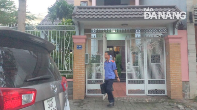 Lực lượng chức năng khám xét nhà bà Nguyễn Thị Thu Hà (99/38 Núi Thành, phường Hòa Cường Bắc, quận Hải Châu).