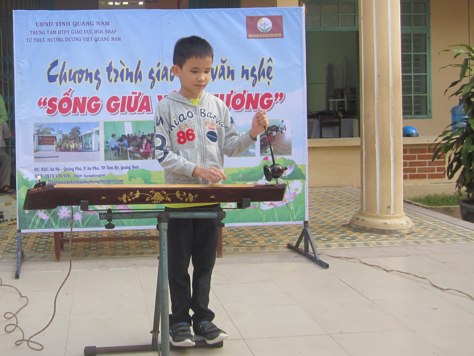 Học sinh khuyết tật ở Trung tâm Hướng Dương Việt biểu diễn trong chương trình giao lưu. Ảnh:  L.Đ