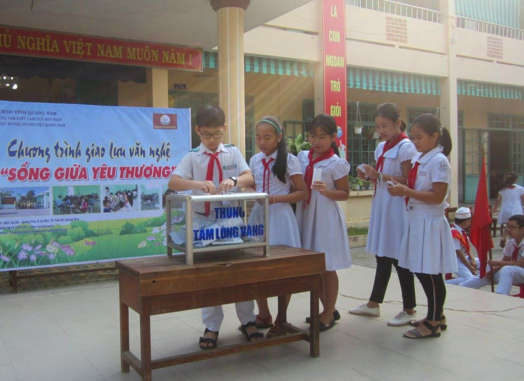 Học sinh Trường Tiểu học Nguyễn Văn Trỗi ủng hộ học sinh khuyết tật. Ảnh: L.Đ