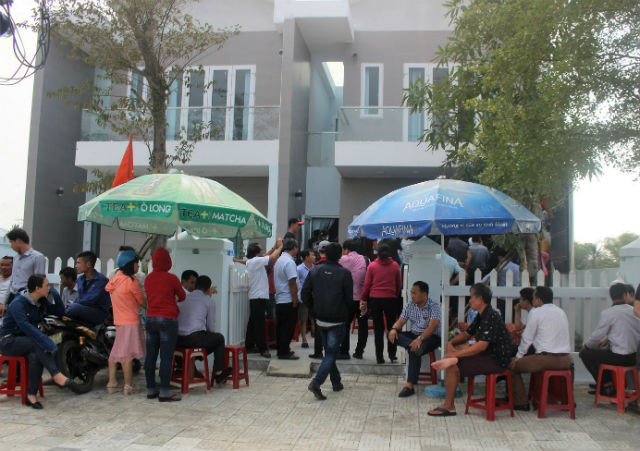 Người dân tụ tập đông người trước văn phòng của Công ty CP Bách Đạt An tại phường Điện Ngọc
