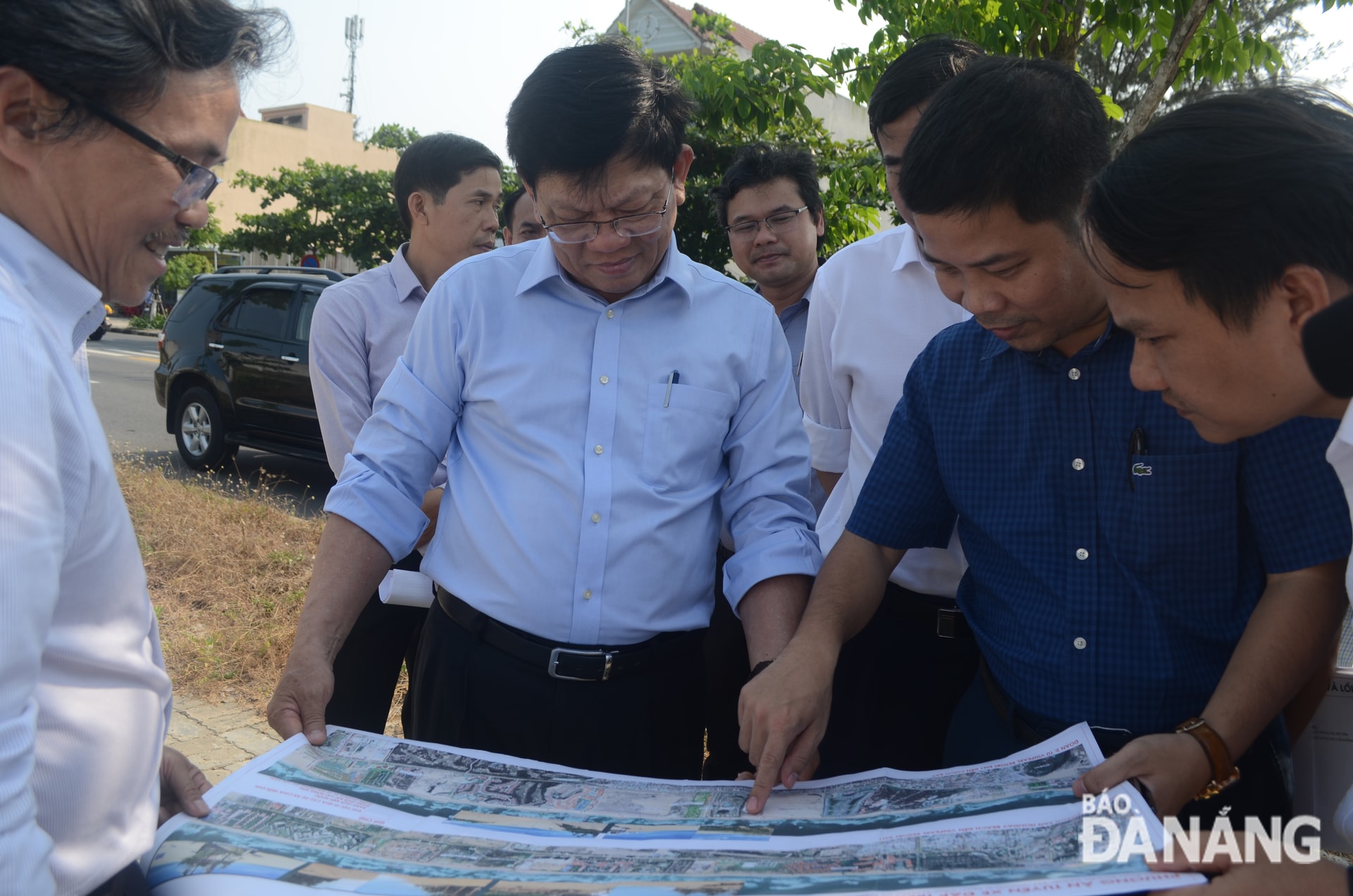 Phó Bí thư Thường trực Thành ủy Võ Công Trí yêu cầu các đơn vị thi công đẩy nhanh tiến độ triển khai mở các lối xuống biển.
