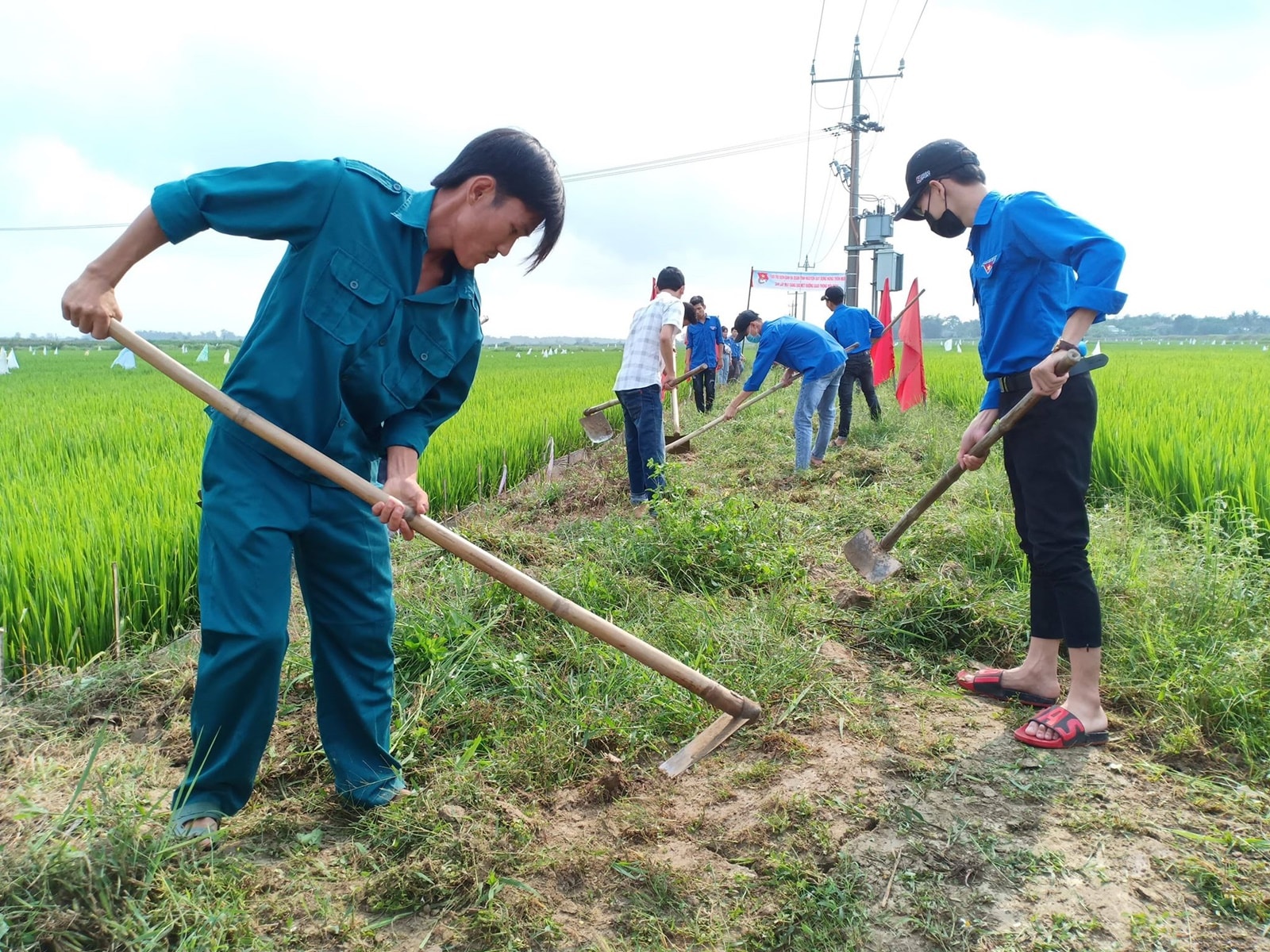 San lấp 500m mặt bằng đường giao thông nội đồng. Ảnh: B.N