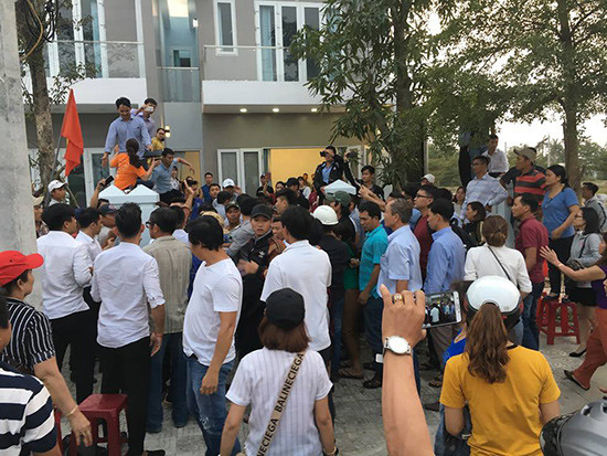 Người dân tụ tập trước văn phòng của Công ty CP Bách Đạt An vào chiều 15.3. Ảnh: T.H