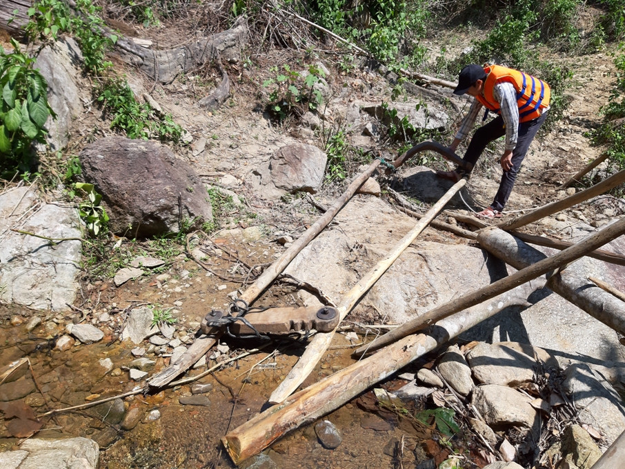 Dụng cụ dùng để để kéo gỗ lậu được bỏ lại gần khu vực rừng bị tàn phá. Ảnh: THANH THẮNG