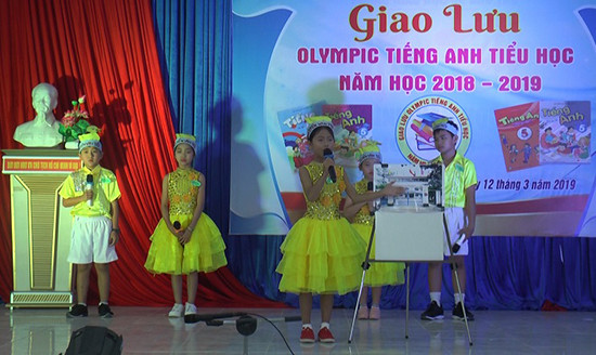 Các em học sinh tiểu học tự tin giao lưu tại Olympic tiếng Anh năm học 2018 - 2019.