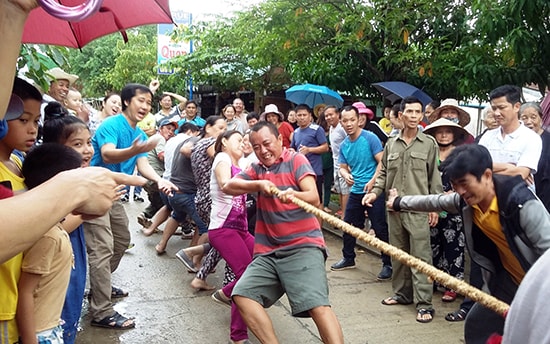 Nhân dân Núi Thành vui Ngày hội đại đoàn kết. Ảnh: V.A