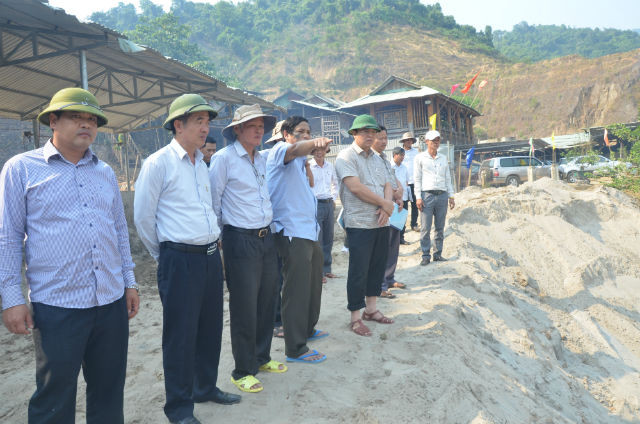 Phó Chủ tịch UBND tỉnh Lê Trí Thanh và lãnh đạo huyện Phước Sơn  kiểm tra mỏ vàng tại Bãi Muối (xã Phước Thành)