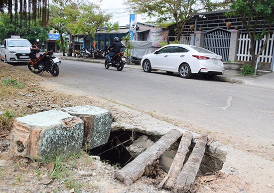 Nắp cống thoát nước đối diện số nhà 67, đường Nguyễn Dục (Tam Kỳ) bị hư hỏng tiềm ẩn nhiều nguy cơ cho người đi bộ.