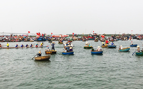 Nhiều du khách thích được đi thuuyền thúng để xem đua thuyền. Ảnh: MINH HẢI
