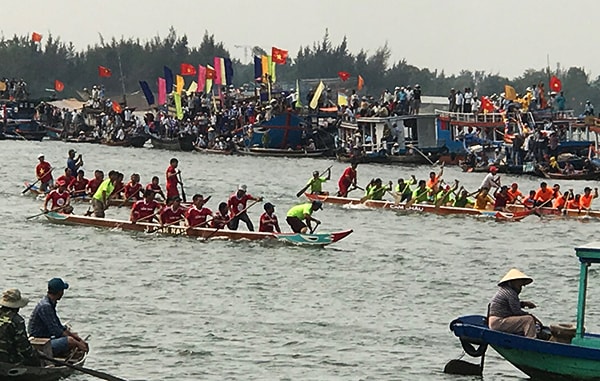 Các tay bơi tranh tài. Ảnh: MINH HẢI