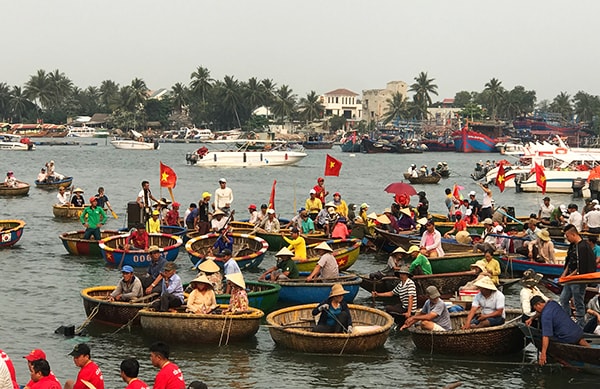 Lực lượng cổ động viên thuyền thúng. Ảnh: MINH HẢI