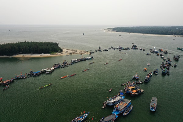 Cái độc đáo là nơi tổ chức đua thuyền ngày cửa biển với cửa sông. Ảnh: MINH HẢI