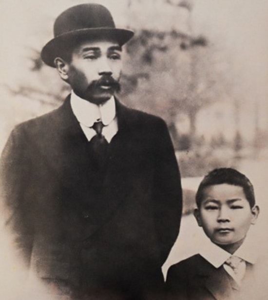 Phan Châu Trinh và con trai.  (Ảnh tư liệu trong sách Phan Châu Trinh qua những tư liệu mới)